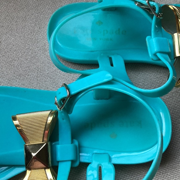 Kate Spade- Excellent used condition Turquoise and Gold bow jelly sandals size 6 - Picture 4 of 12